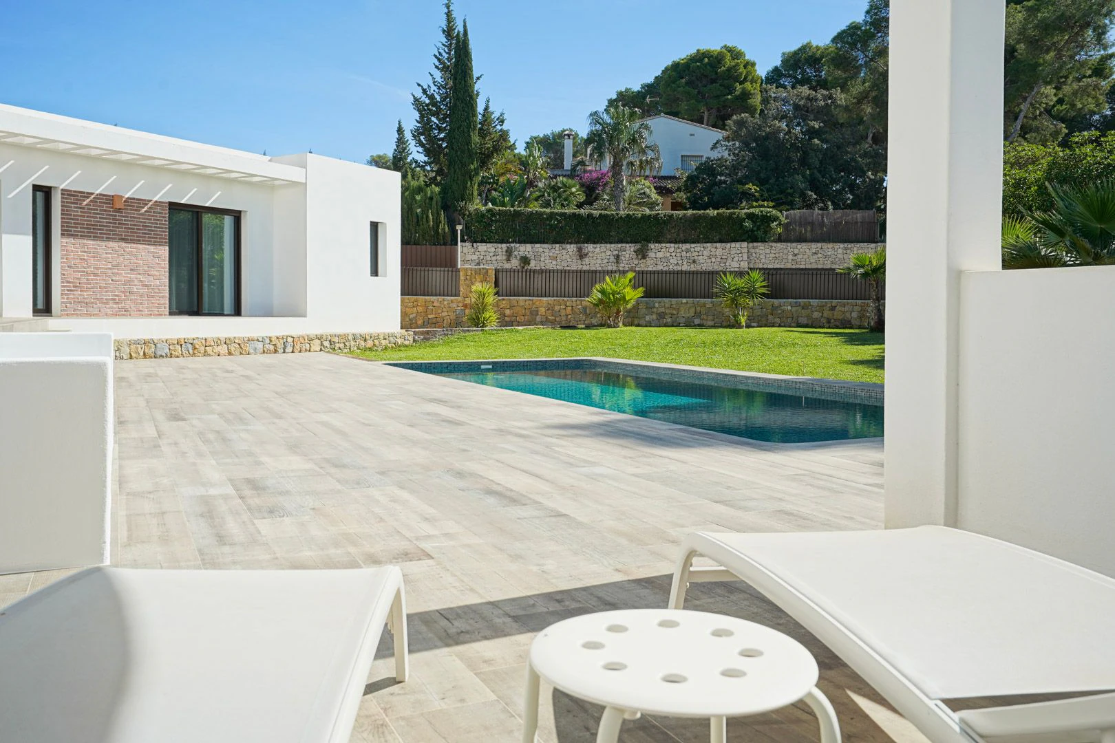 Exclusiva villa moderna con piscina junto a la playa de Cala Blanca