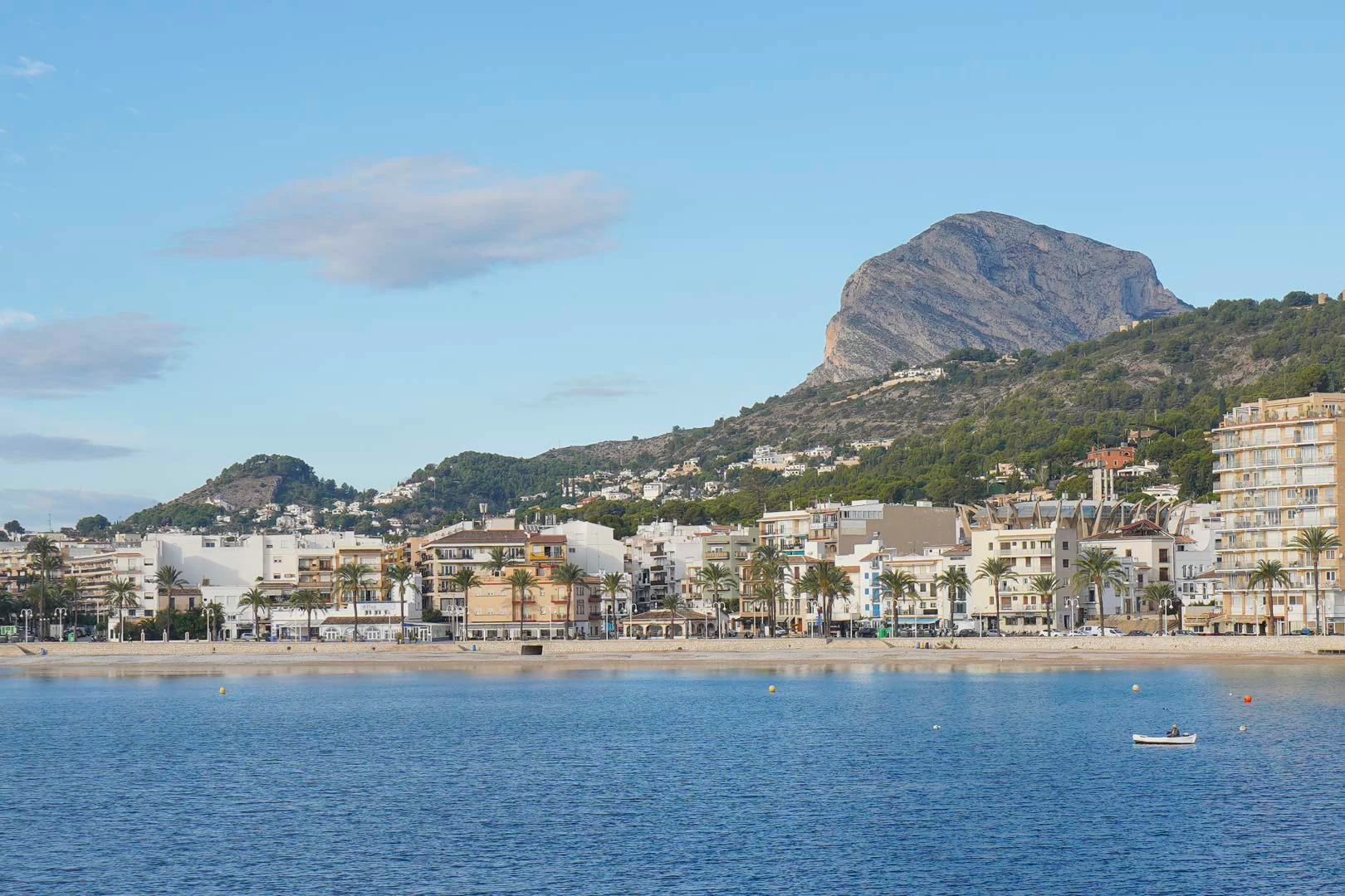 Exclusiva villa moderna con piscina junto a la playa de Cala Blanca