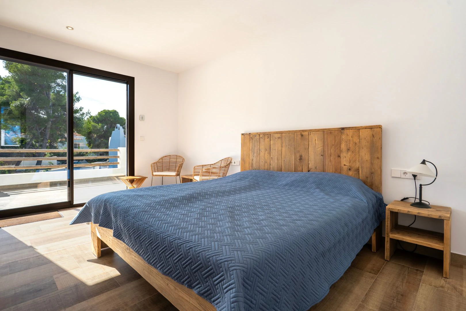 Exclusiva villa moderna con piscina junto a la playa de Cala Blanca