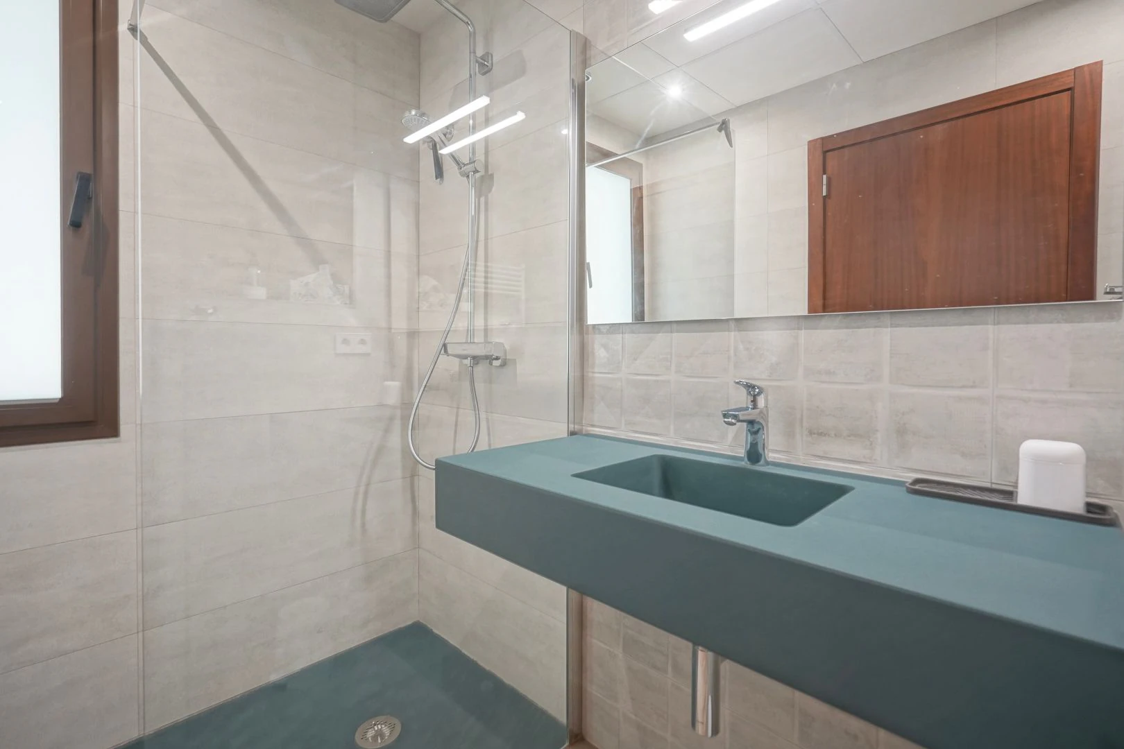 Exclusiva villa moderna con piscina junto a la playa de Cala Blanca