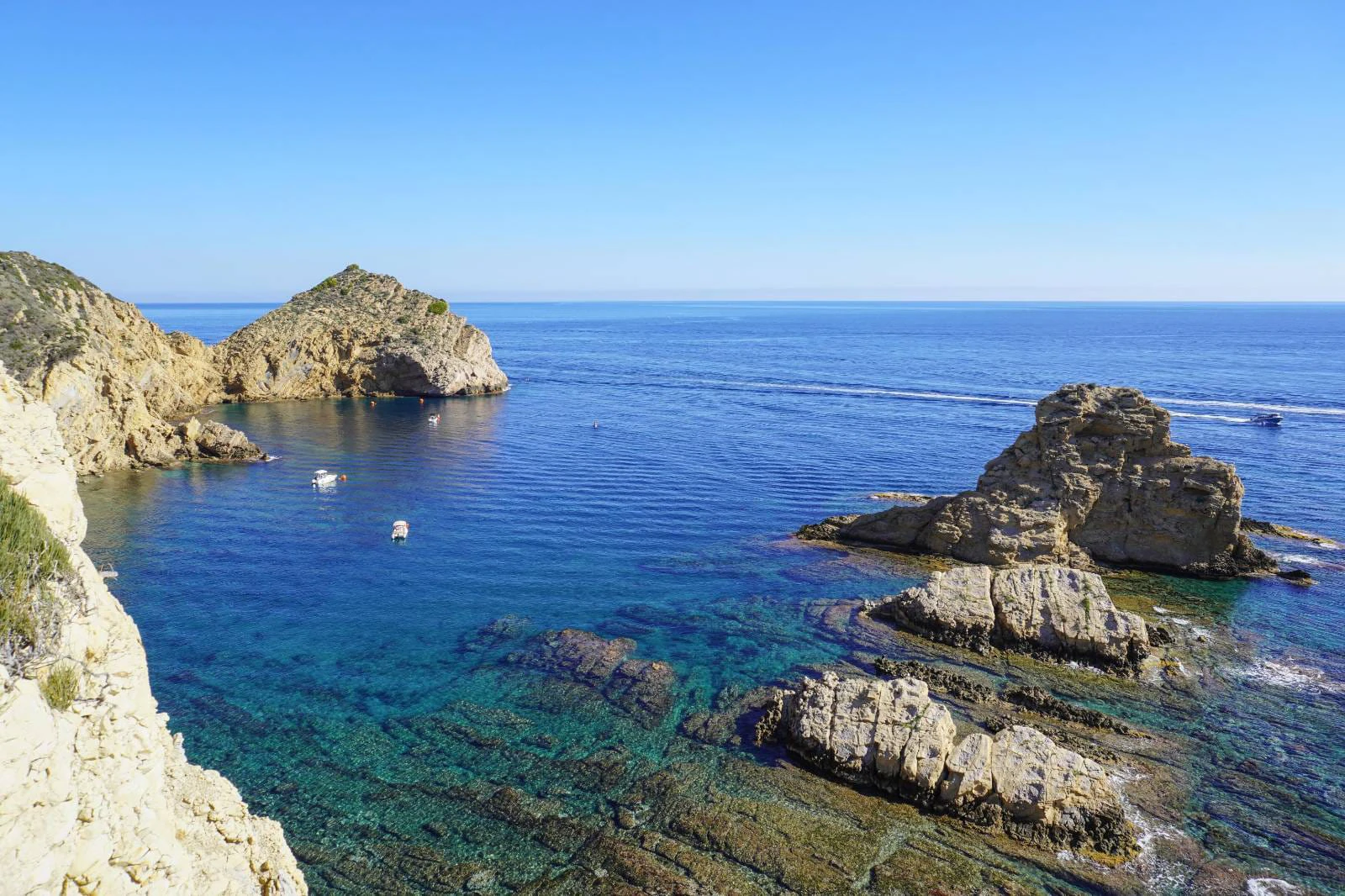 Exclusiva villa moderna con piscina junto a la playa de Cala Blanca