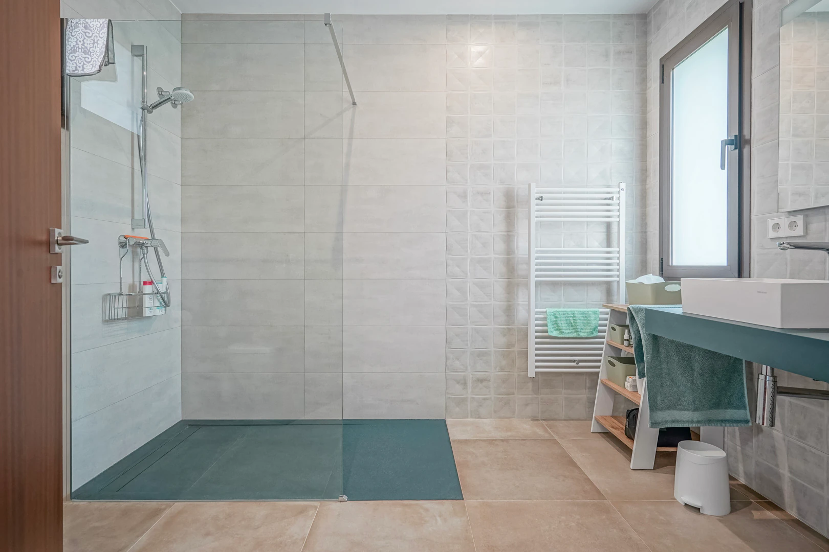 Exclusiva villa moderna con piscina junto a la playa de Cala Blanca