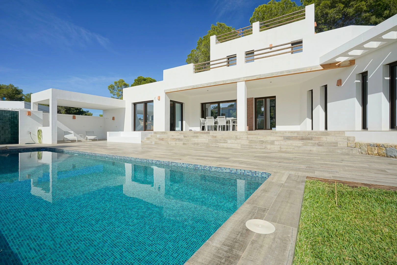 Exclusiva villa moderna con piscina junto a la playa de Cala Blanca