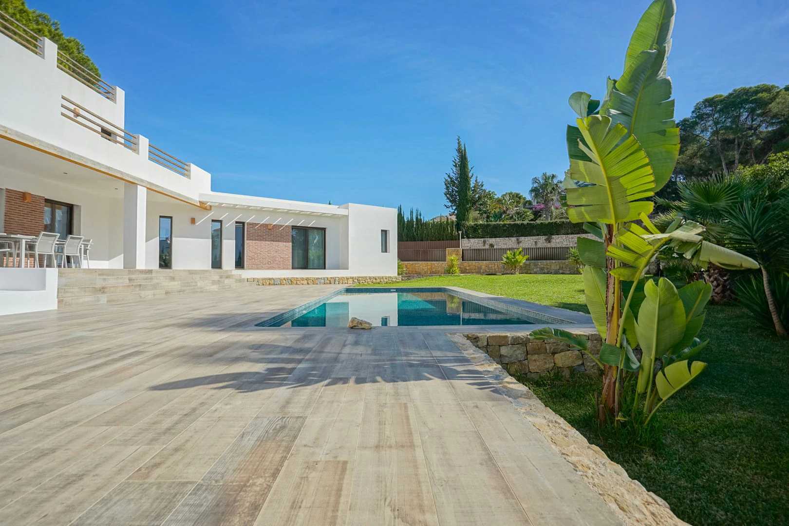 Exclusiva villa moderna con piscina junto a la playa de Cala Blanca