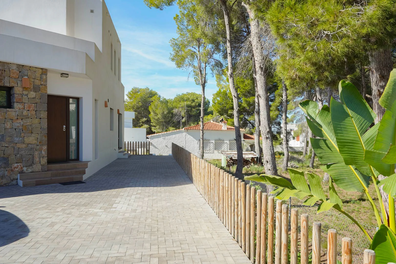 Exclusiva villa moderna con piscina junto a la playa de Cala Blanca