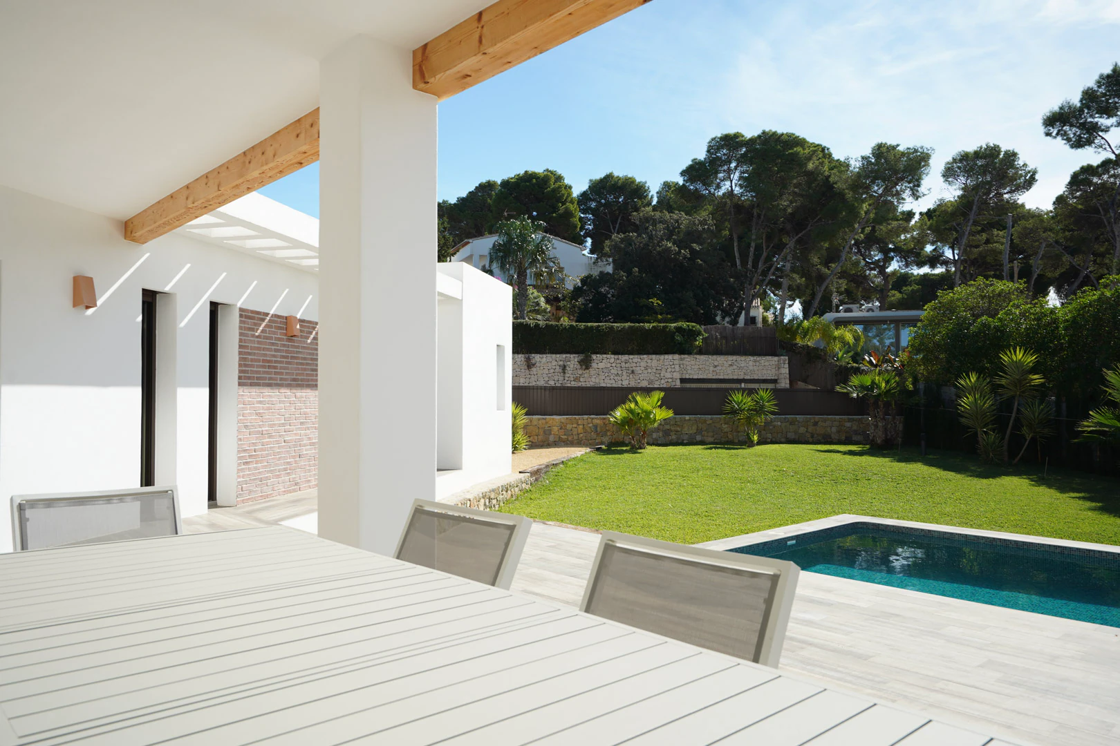 Exclusiva villa moderna con piscina junto a la playa de Cala Blanca