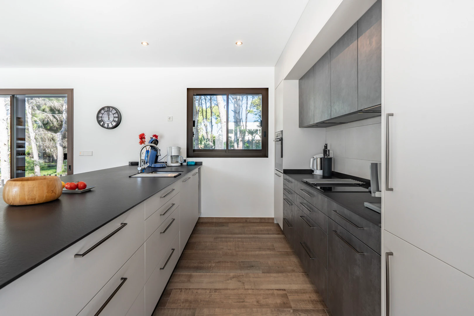 Exclusiva villa moderna con piscina junto a la playa de Cala Blanca
