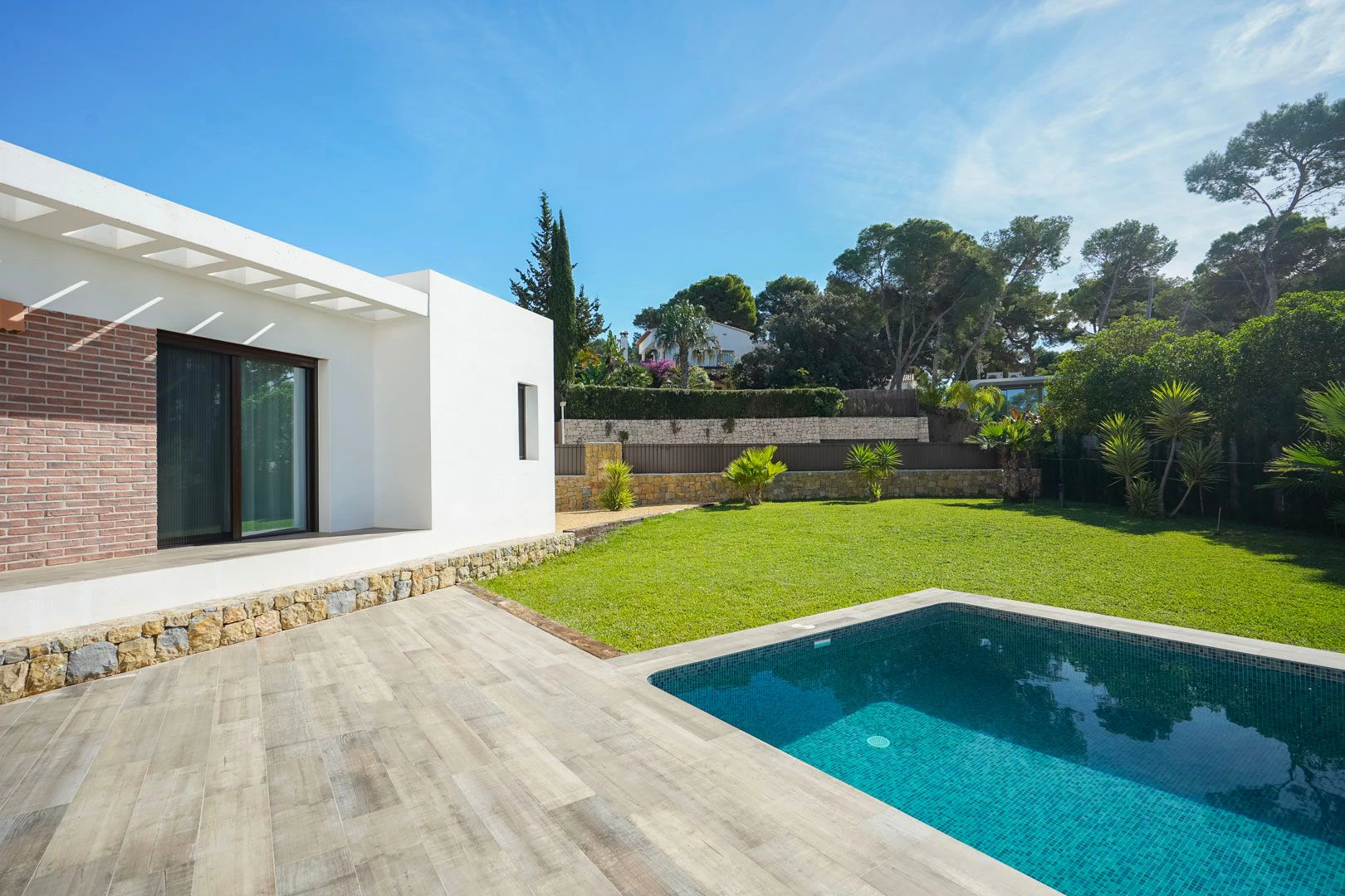 Exclusiva villa moderna con piscina junto a la playa de Cala Blanca