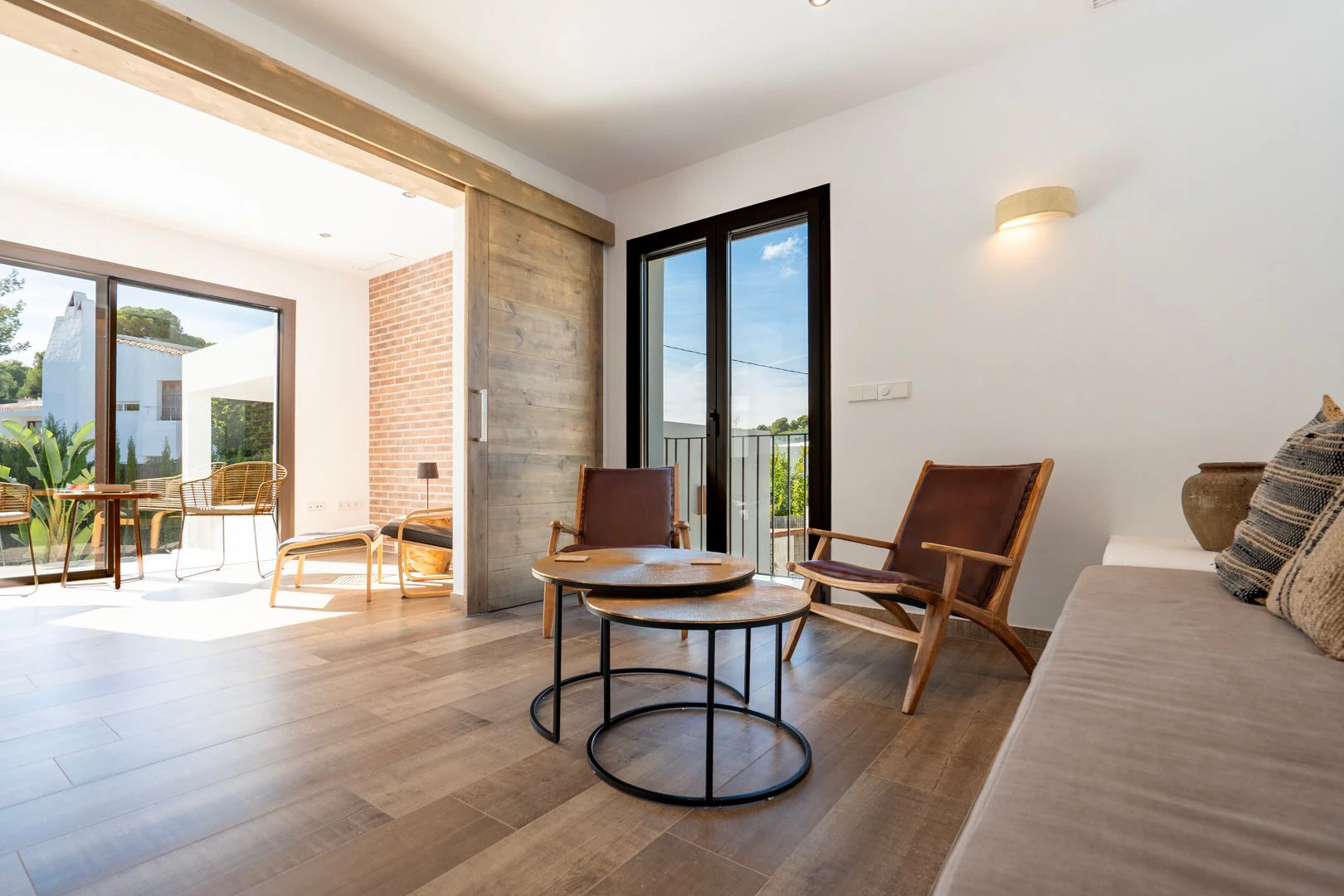 Exclusiva villa moderna con piscina junto a la playa de Cala Blanca