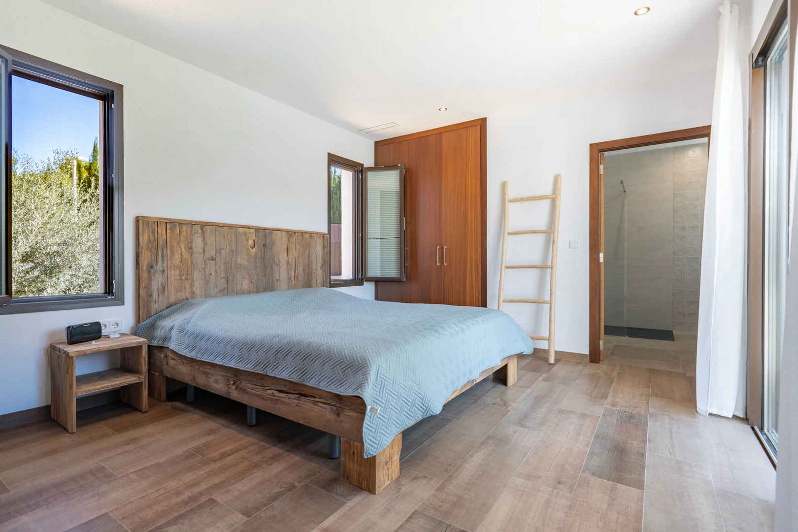 Exclusiva villa moderna con piscina junto a la playa de Cala Blanca