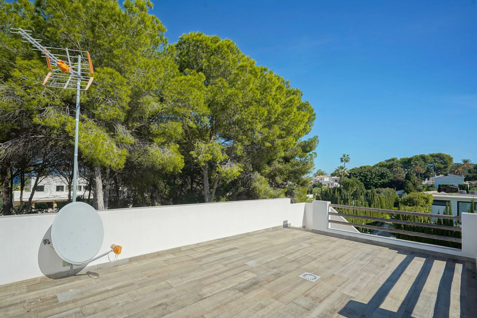 Exclusiva villa moderna con piscina junto a la playa de Cala Blanca