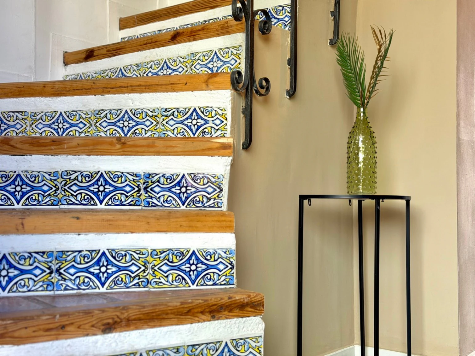 Beautiful refurbished townhouse just 350M from the beach, with a large terrace.
