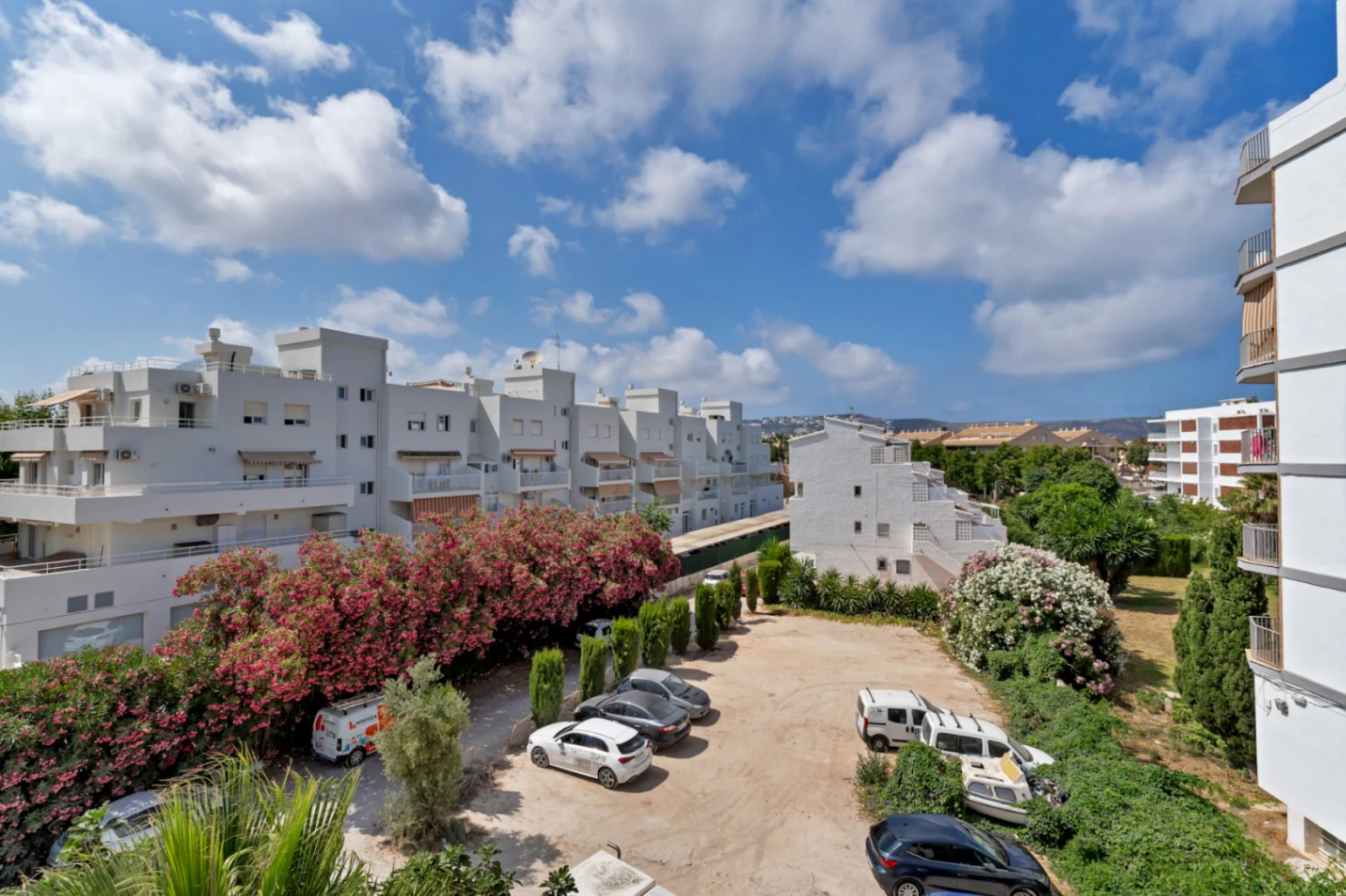 Beautiful refurbished townhouse just 350M from the beach, with a large terrace.