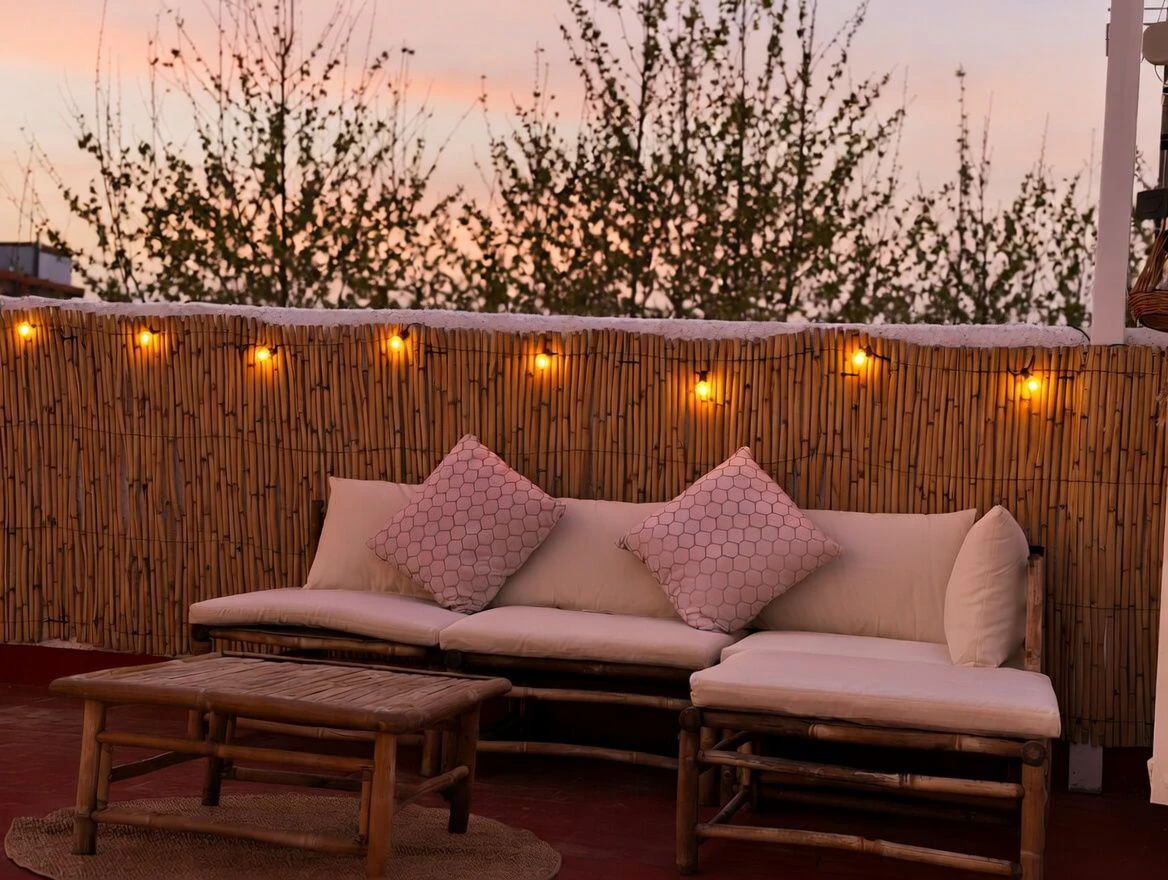 Beautiful refurbished townhouse just 350M from the beach, with a large terrace.