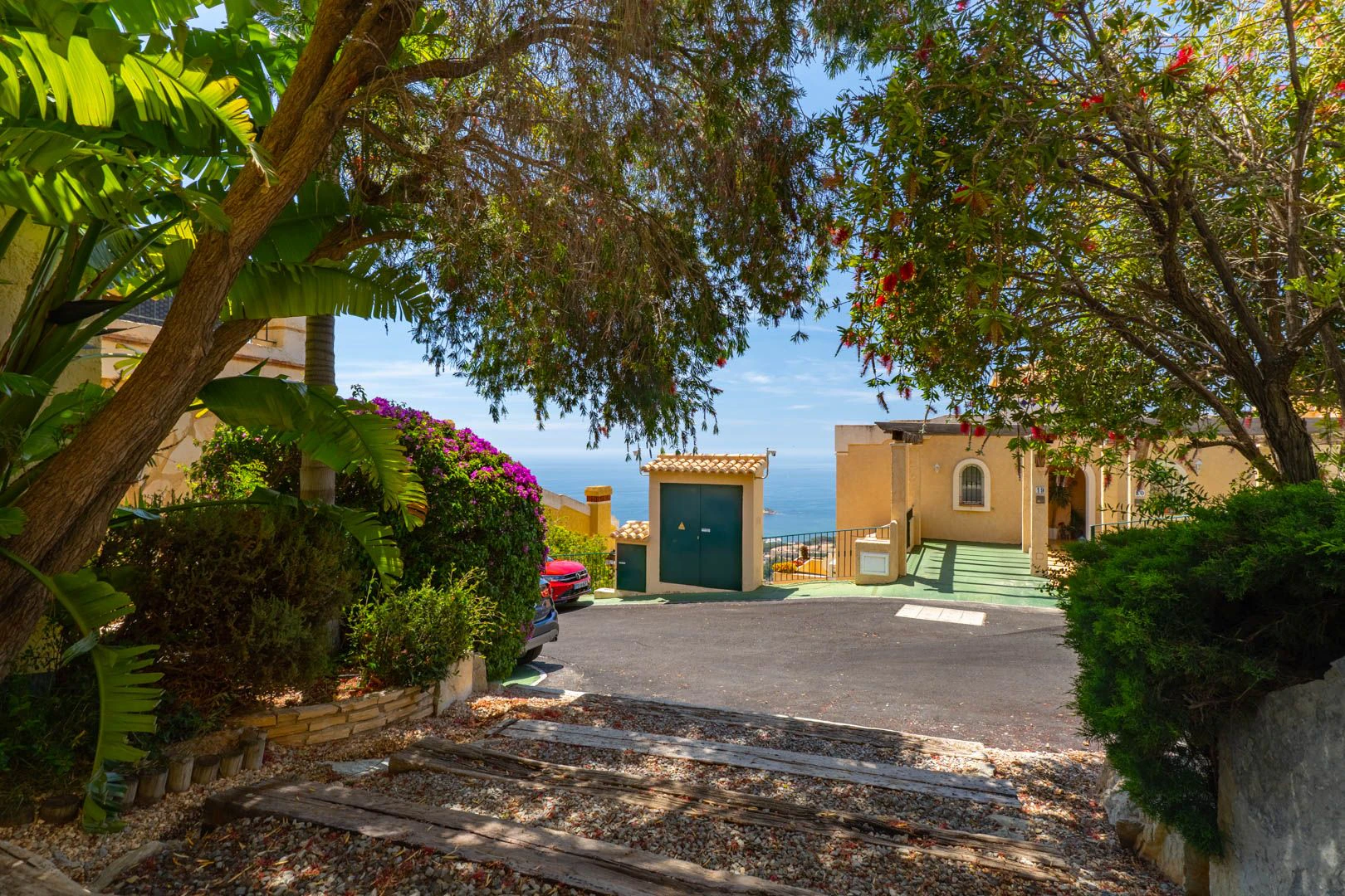 Acogedora casa adosada en Altea Hills con terrazas y vistas panorámicas.
