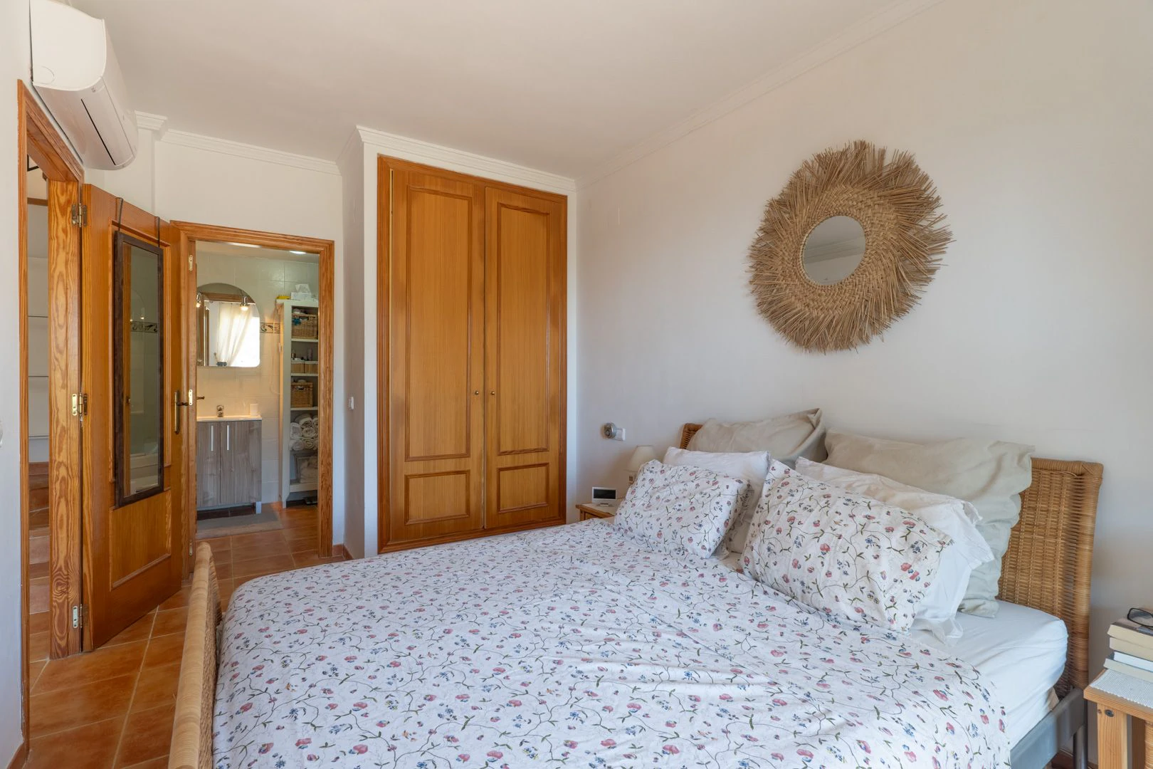 Acogedora casa adosada en Altea Hills con terrazas y vistas panorámicas.