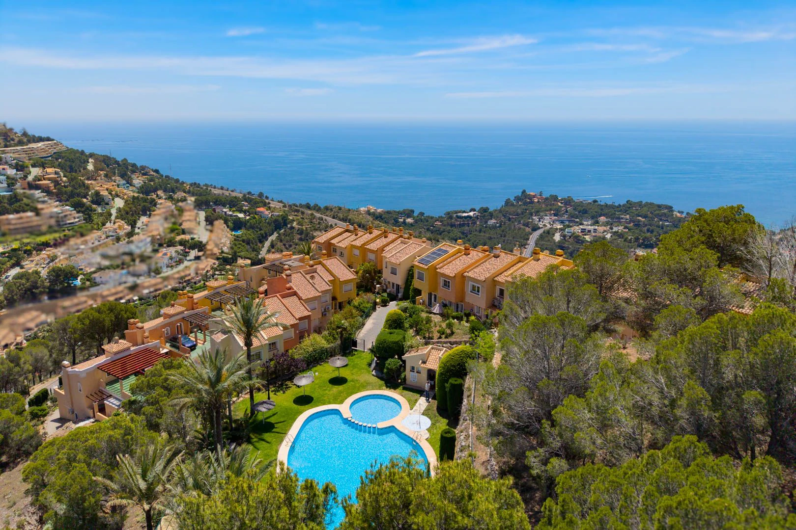 Acogedora casa adosada en Altea Hills con terrazas y vistas panorámicas.