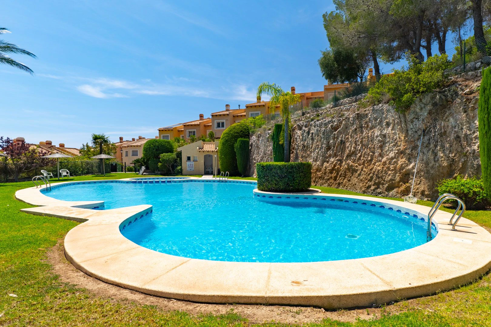 Acogedora casa adosada en Altea Hills con terrazas y vistas panorámicas.