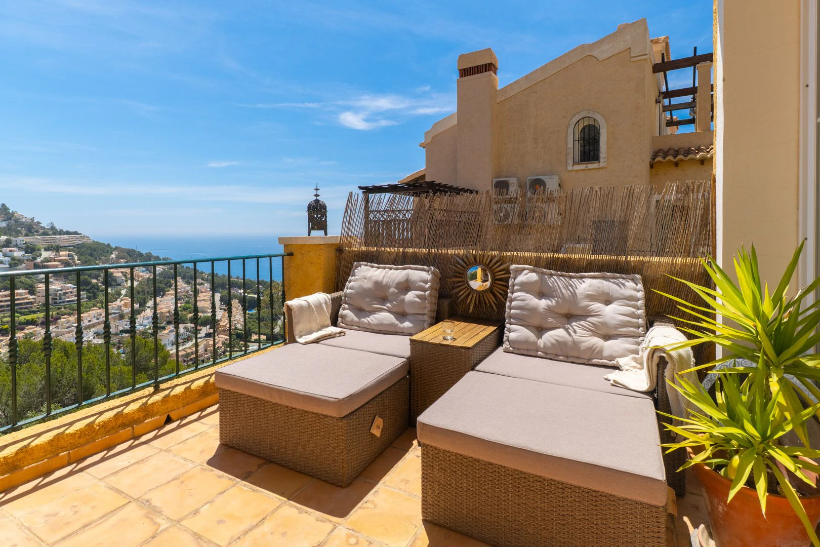 Acogedora casa adosada en Altea Hills con terrazas y vistas panorámicas.