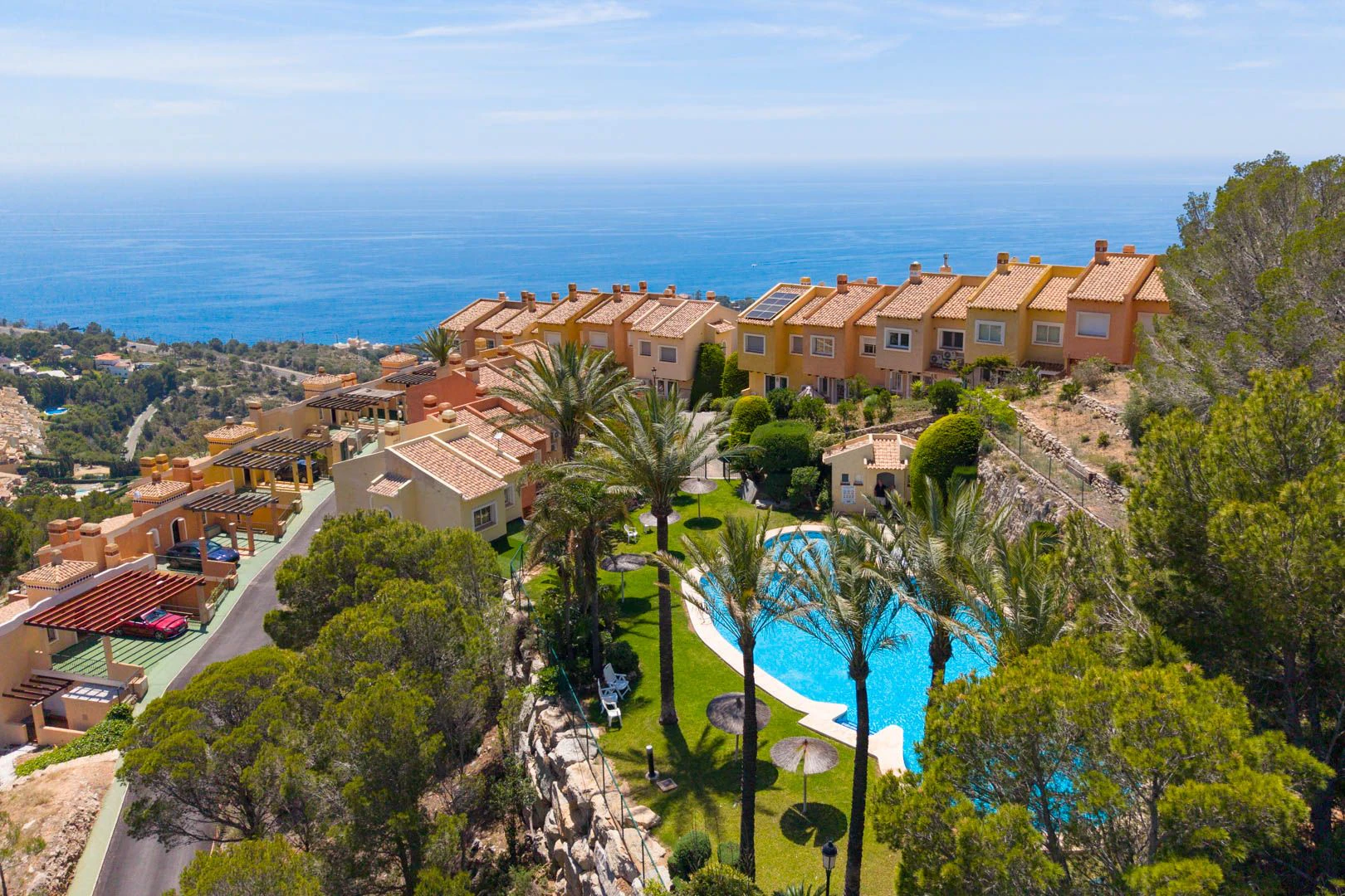 Acogedora casa adosada en Altea Hills con terrazas y vistas panorámicas.