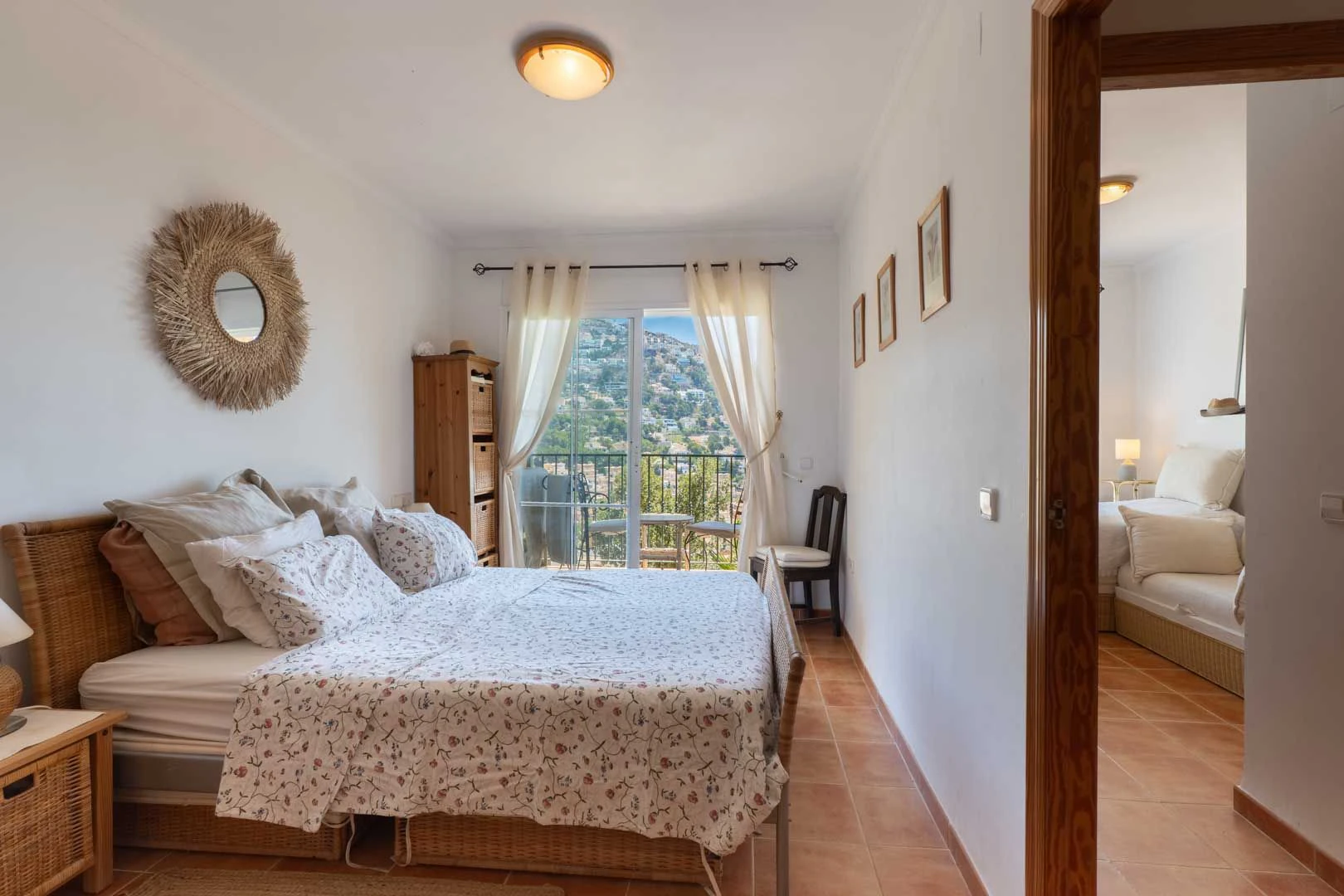 Acogedora casa adosada en Altea Hills con terrazas y vistas panorámicas.