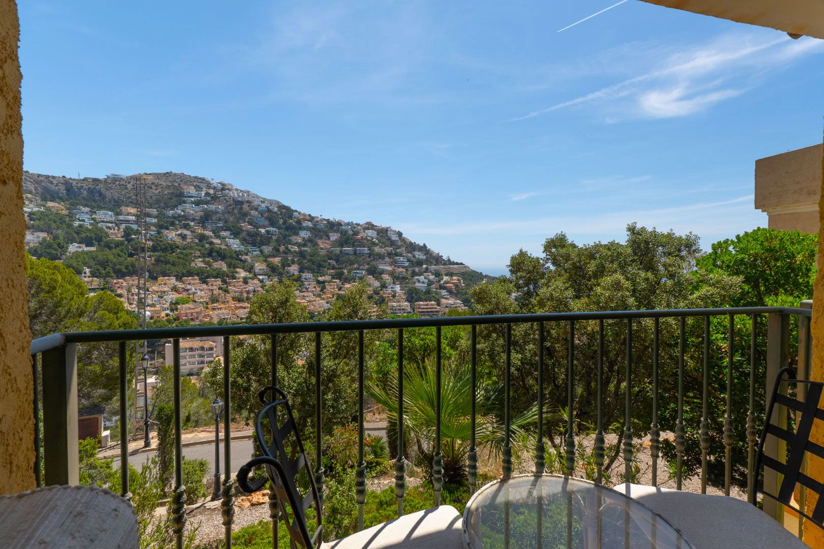 Acogedora casa adosada en Altea Hills con terrazas y vistas panorámicas.