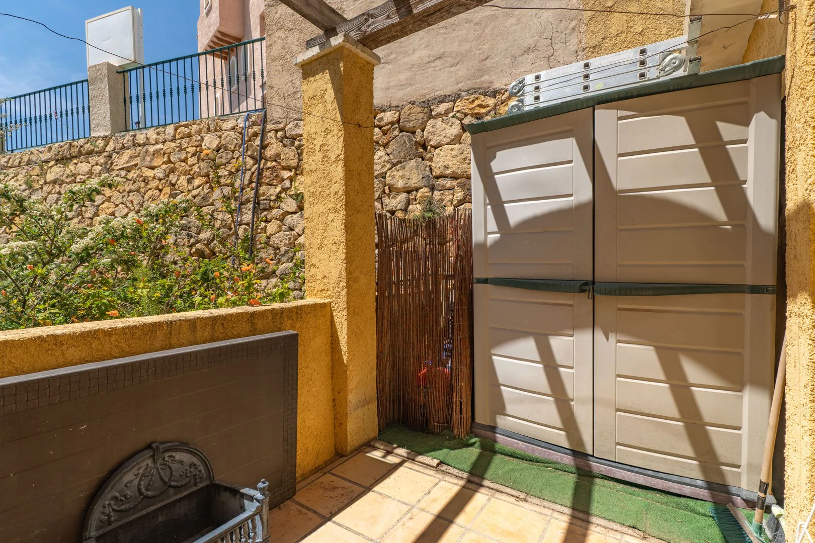 Acogedora casa adosada en Altea Hills con terrazas y vistas panorámicas.