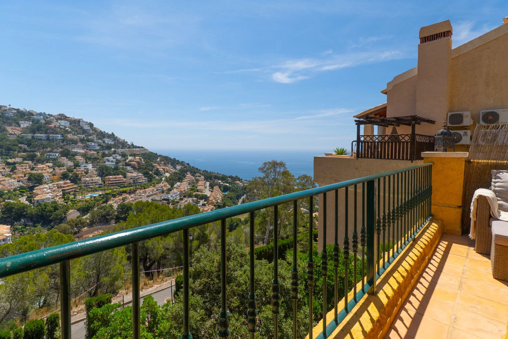Acogedora casa adosada en Altea Hills con terrazas y vistas panorámicas.