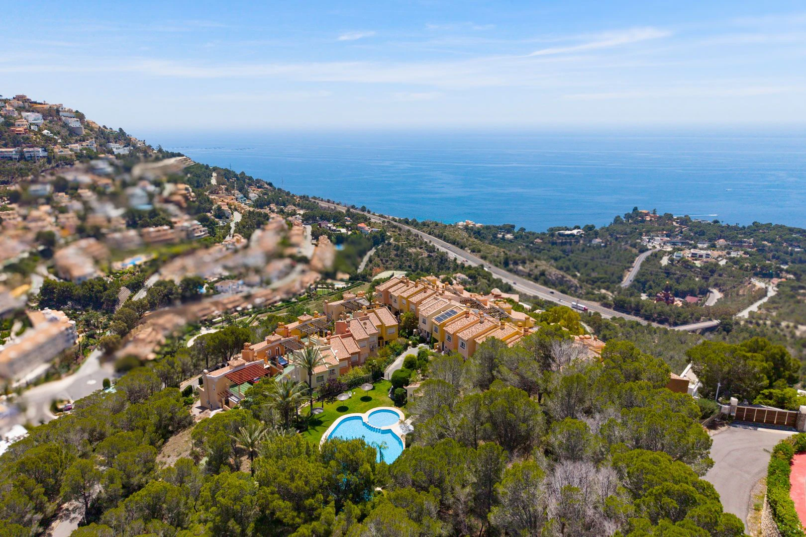 Acogedora casa adosada en Altea Hills con terrazas y vistas panorámicas.