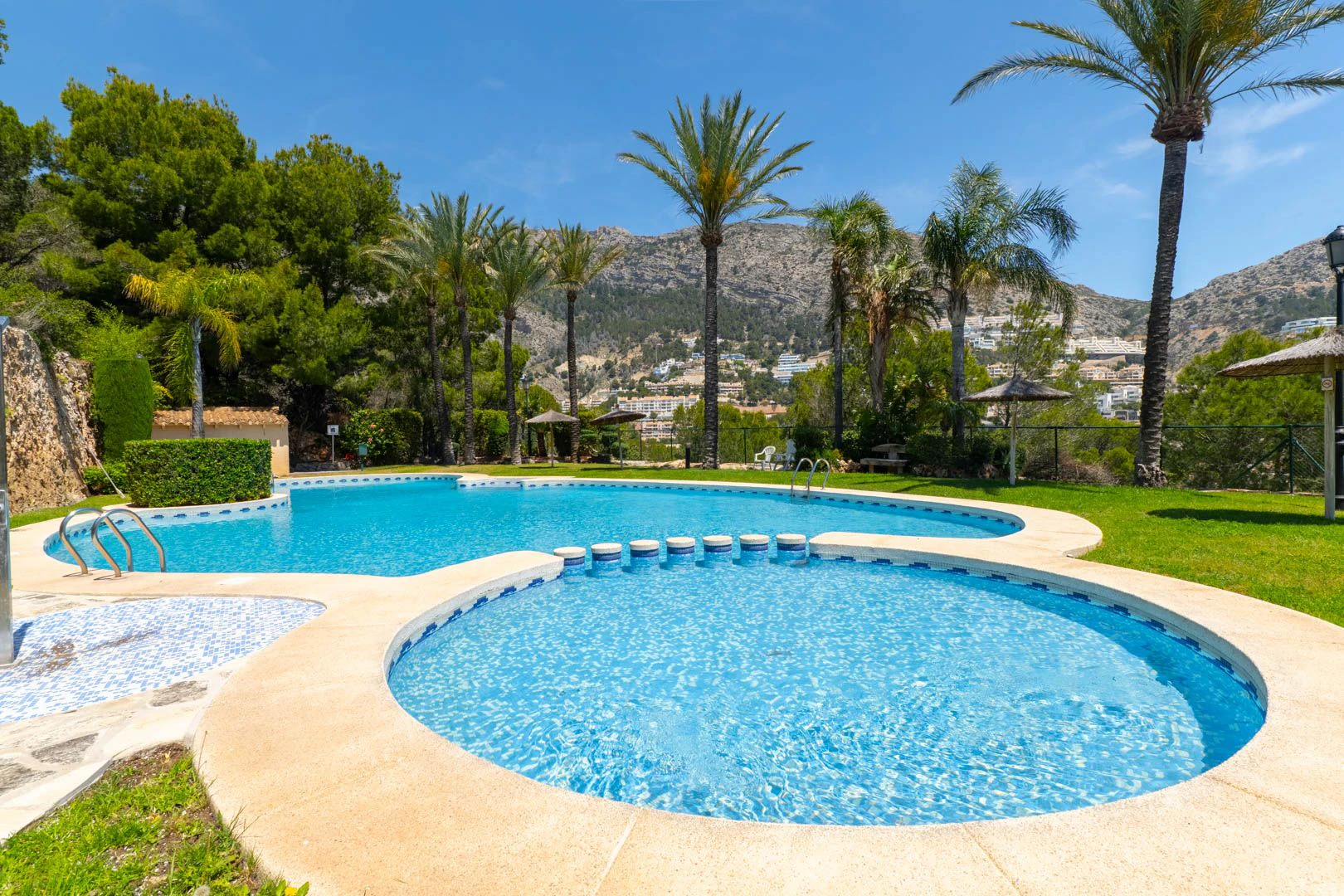 Acogedora casa adosada en Altea Hills con terrazas y vistas panorámicas.