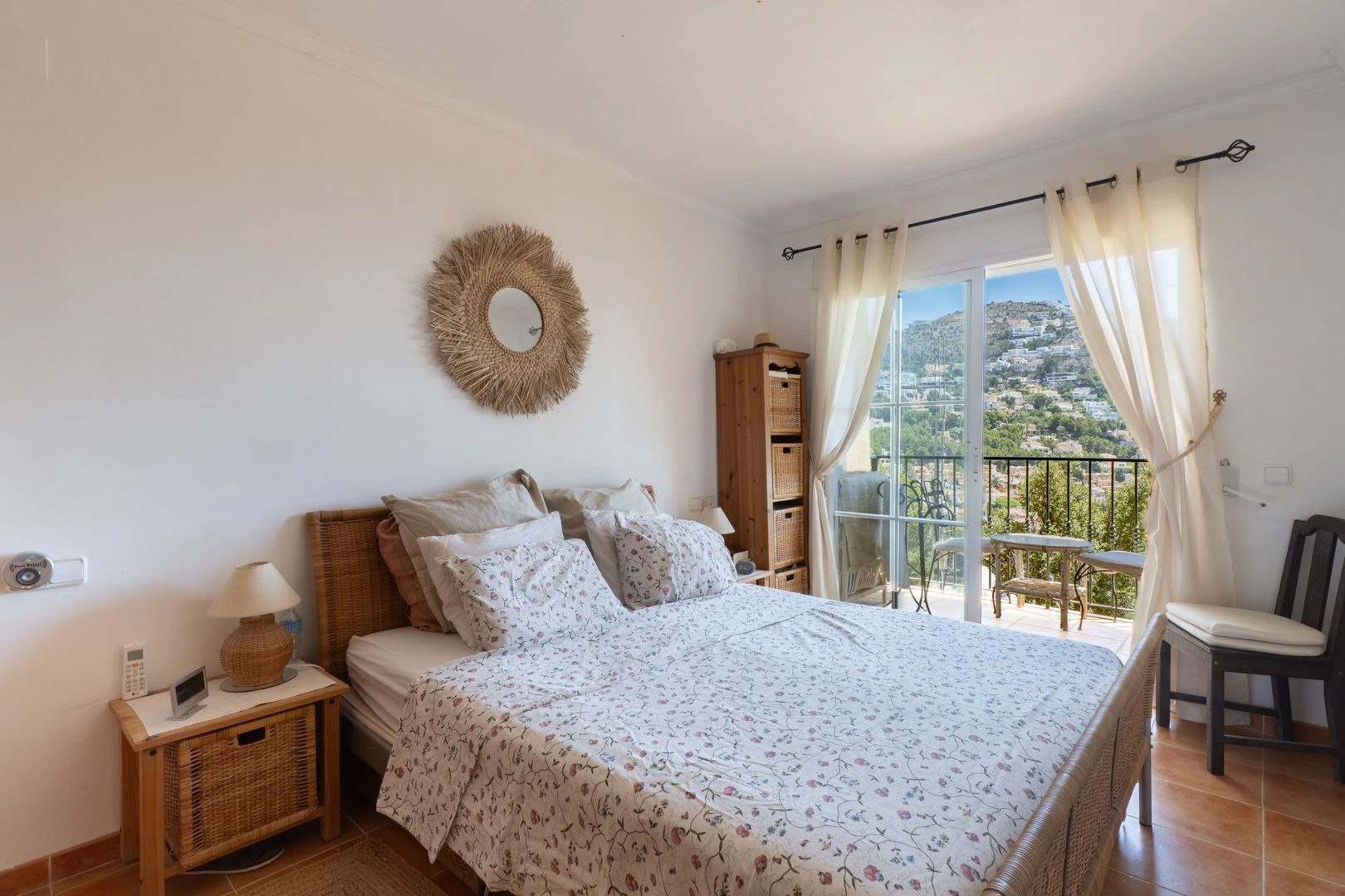 Acogedora casa adosada en Altea Hills con terrazas y vistas panorámicas.