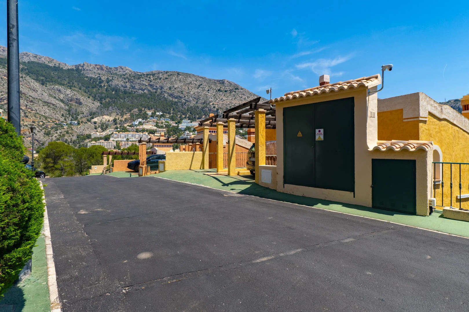 Acogedora casa adosada en Altea Hills con terrazas y vistas panorámicas.