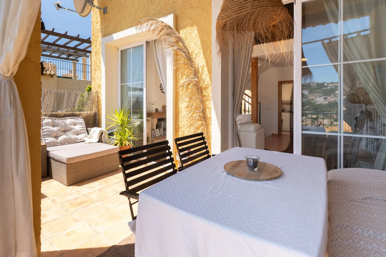 Acogedora casa adosada en Altea Hills con terrazas y vistas panorámicas.