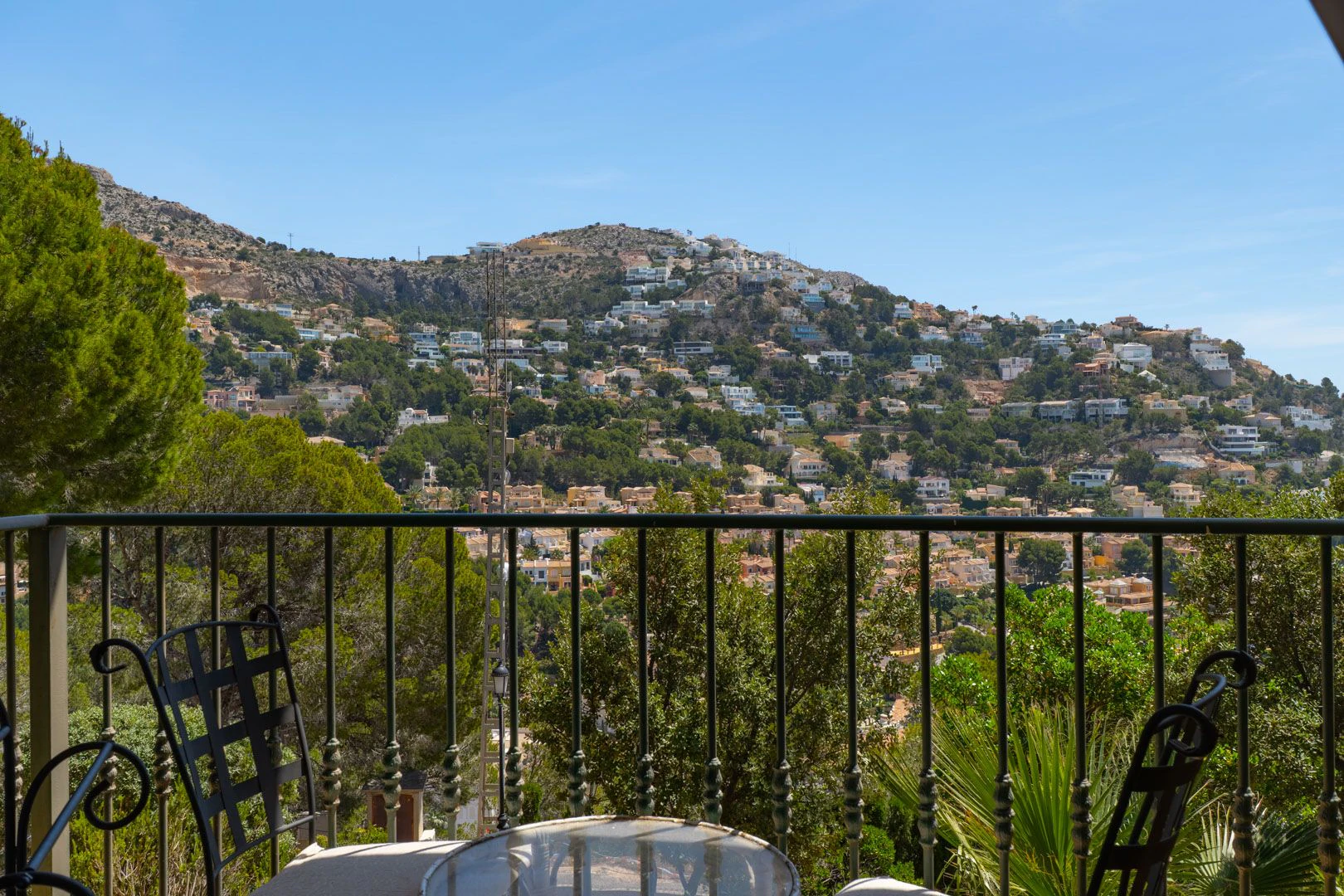 Acogedora casa adosada en Altea Hills con terrazas y vistas panorámicas.