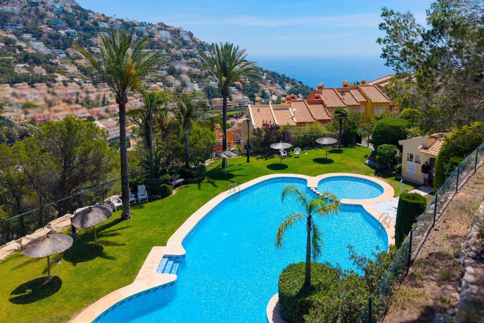 Acogedora casa adosada en Altea Hills con terrazas y vistas panorámicas.