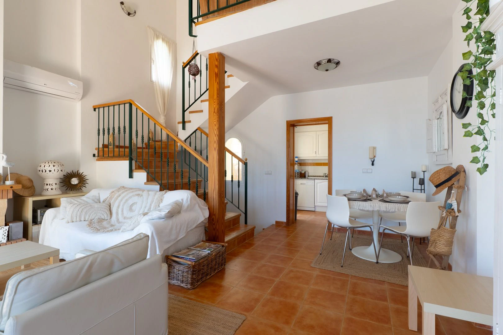 Acogedora casa adosada en Altea Hills con terrazas y vistas panorámicas.