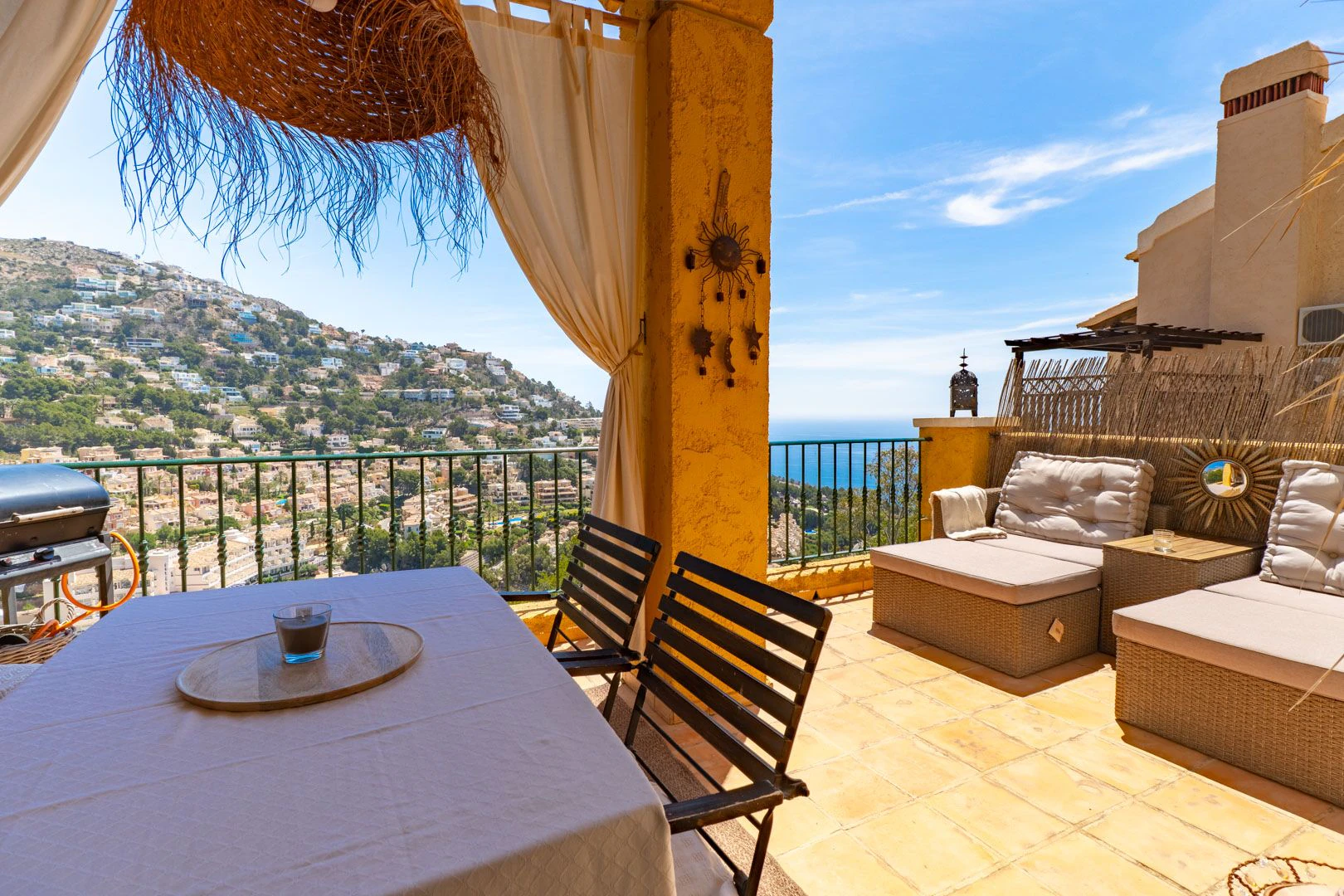 Acogedora casa adosada en Altea Hills con terrazas y vistas panorámicas.