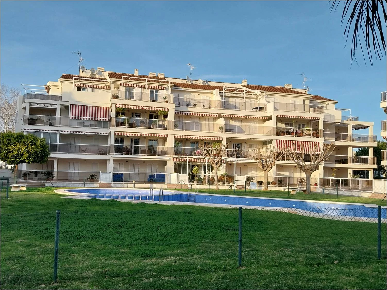 Exclusivo ático en venta en primera línea de playa en Las Marinas, Dénia