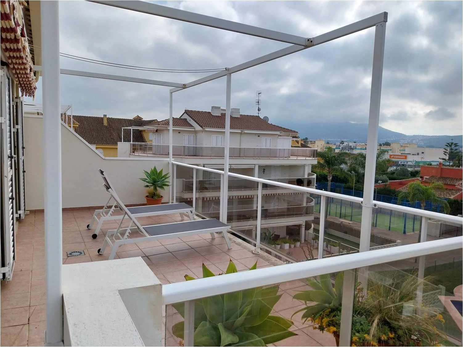 Exclusivo ático en venta en primera línea de playa en Las Marinas, Dénia