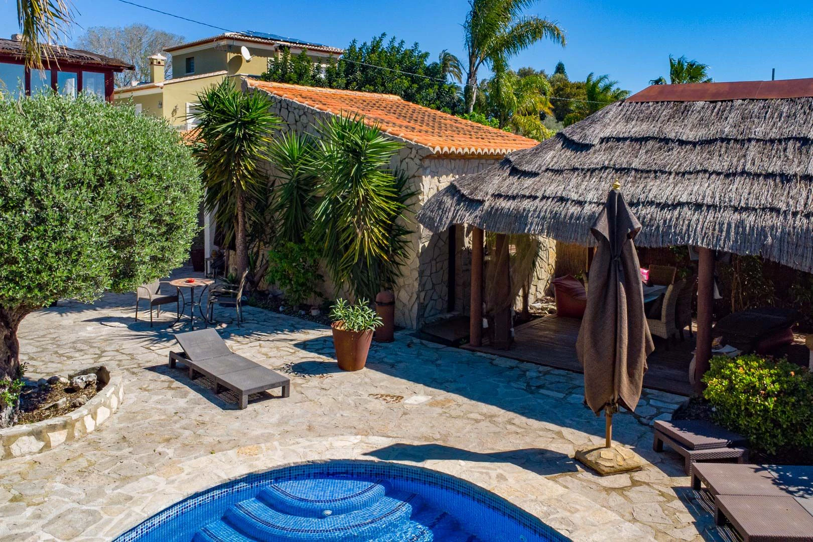Villa rustique avec appartement indépendant à vendre à Jávea.