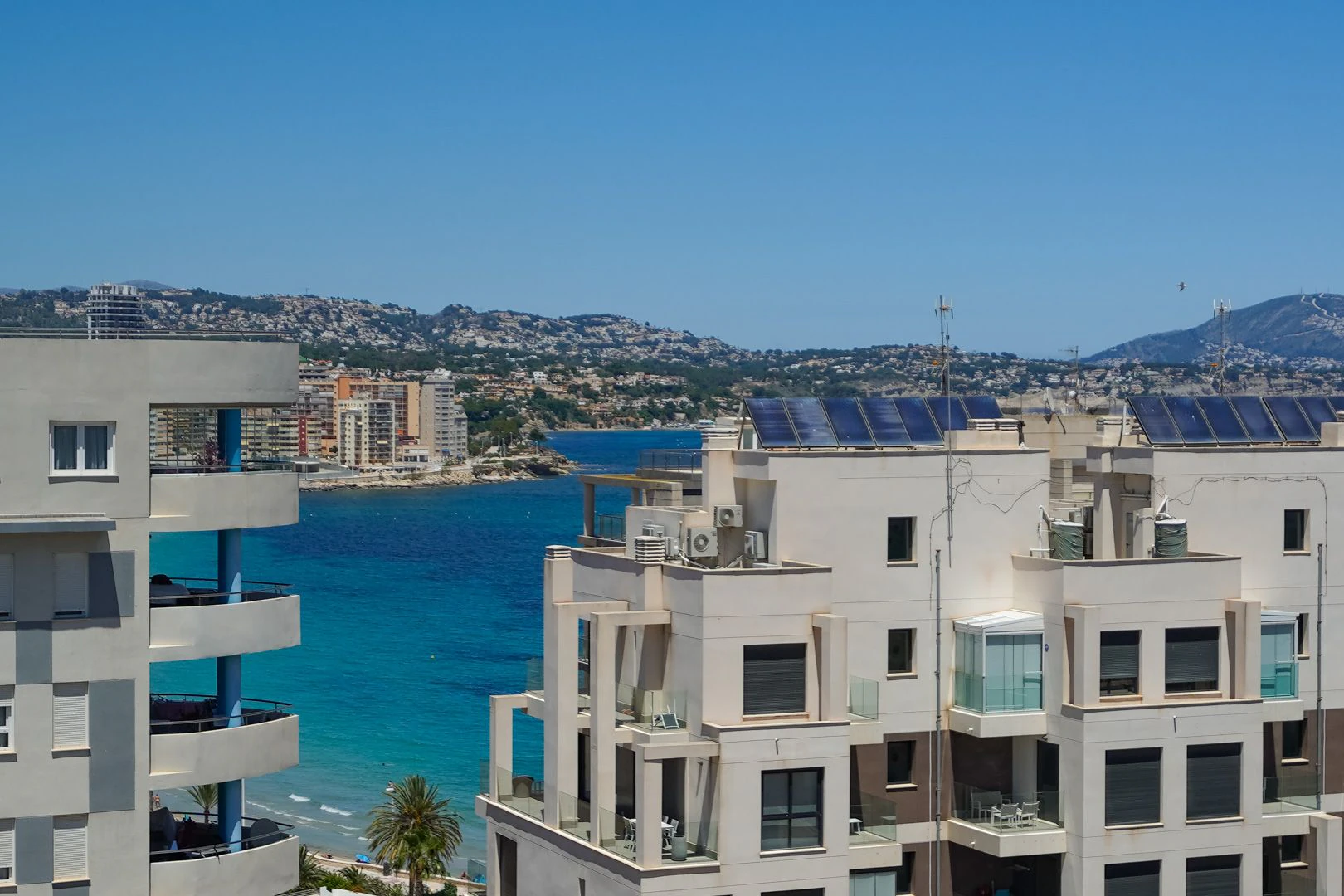 Dos áticos en primera línea con impresionantes vistas al Mediterráneo y posibilidad de unión