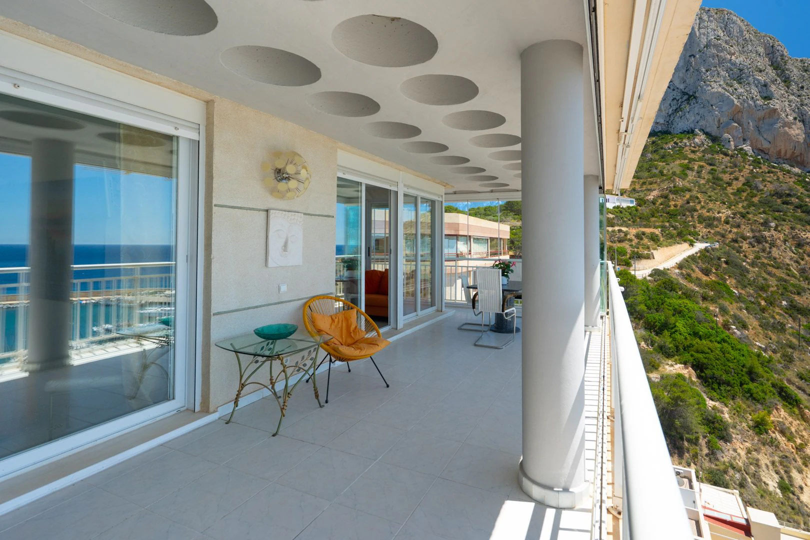 Dos áticos en primera línea con impresionantes vistas al Mediterráneo y posibilidad de unión