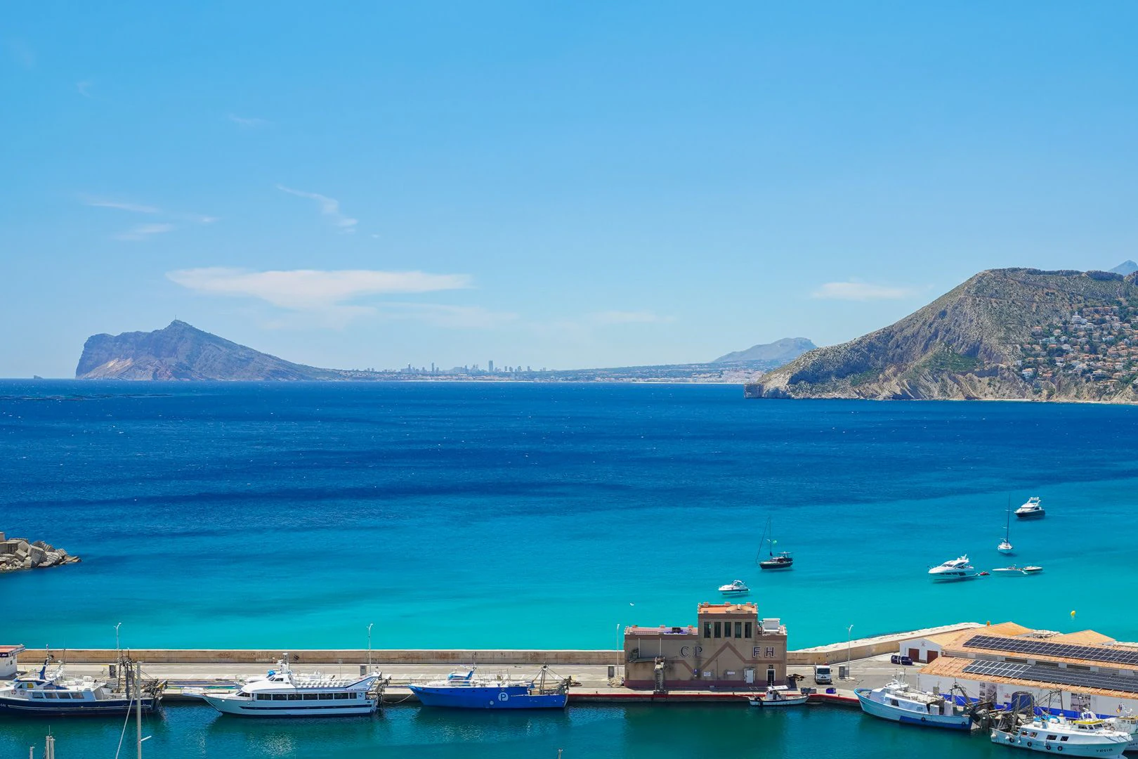Dos áticos en primera línea con impresionantes vistas al Mediterráneo y posibilidad de unión