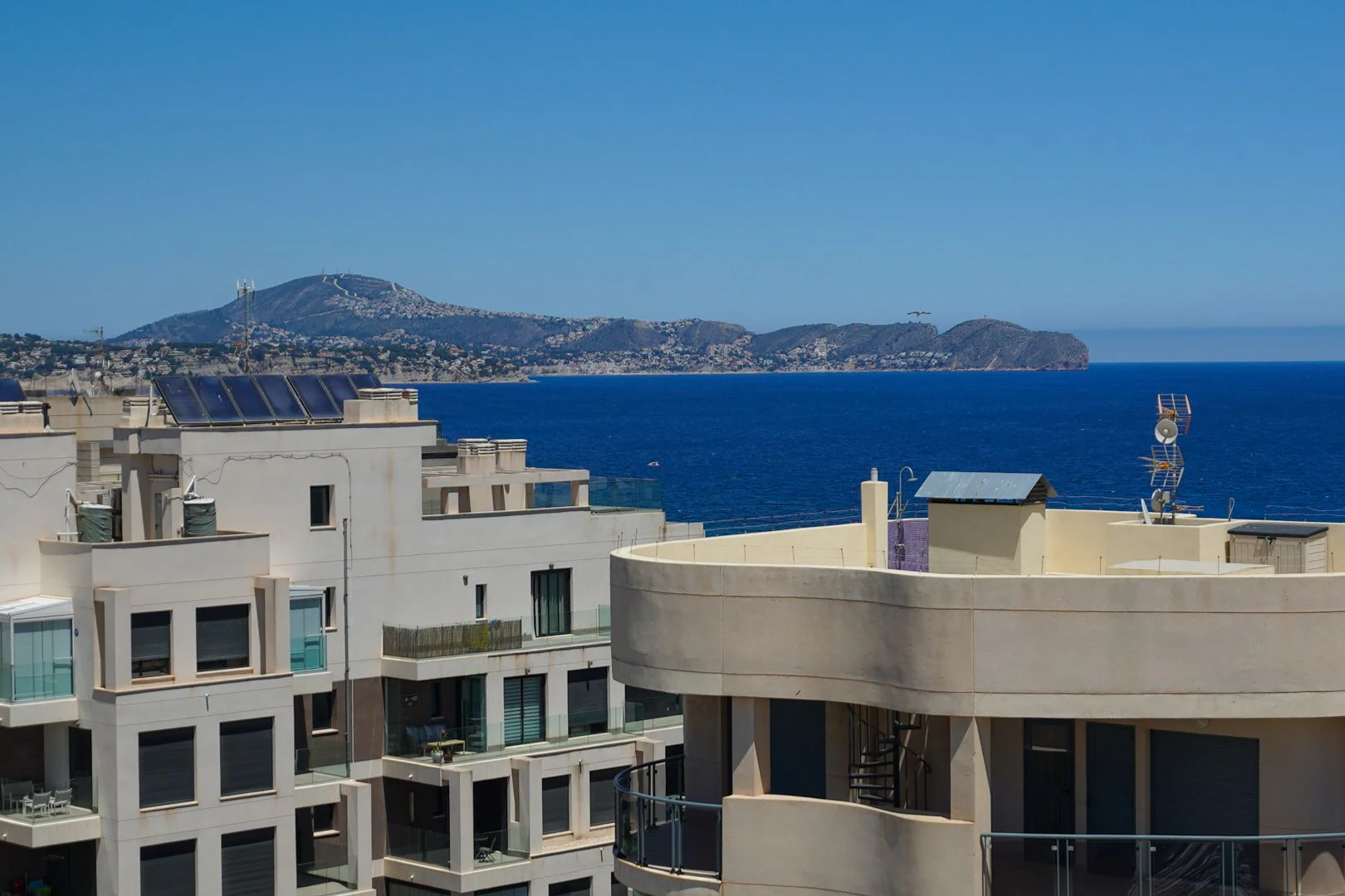 Dos áticos en primera línea con impresionantes vistas al Mediterráneo y posibilidad de unión