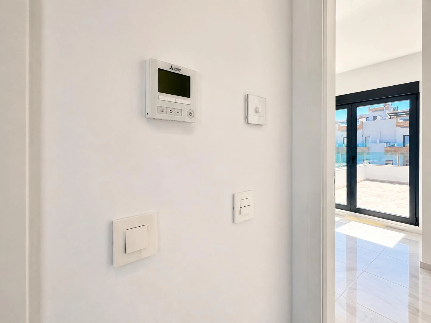 Villa moderna con piscina privada en venta en Polop de la Marina