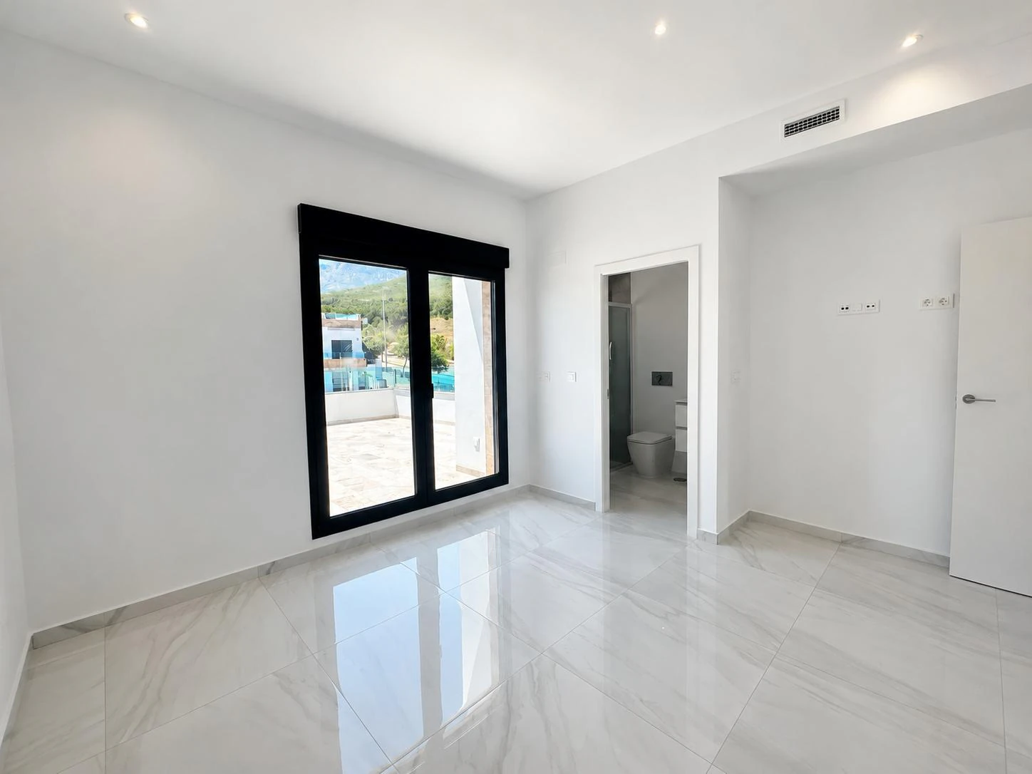 Villa moderna con piscina privada en venta en Polop de la Marina