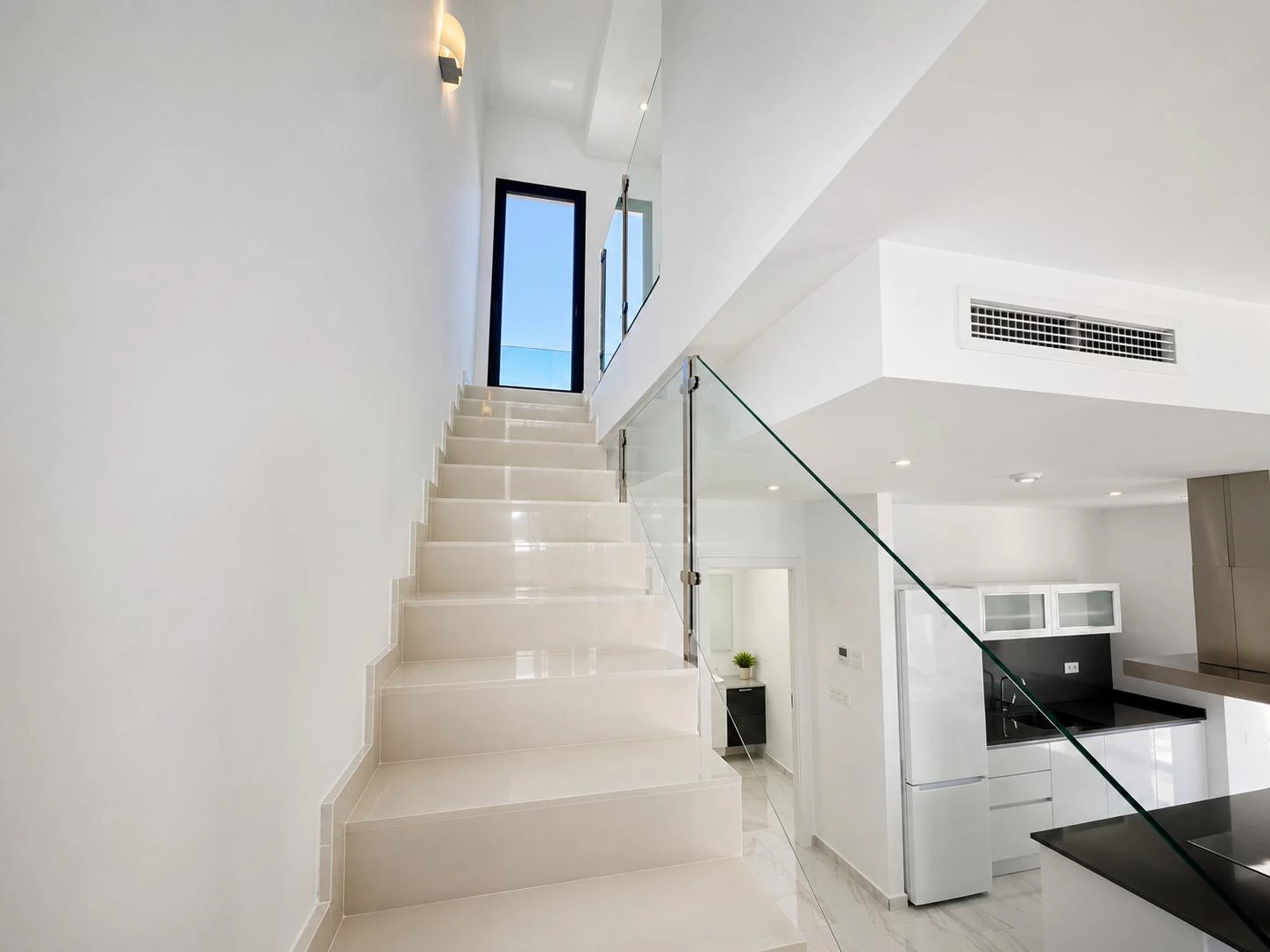 Villa moderna con piscina privada en venta en Polop de la Marina