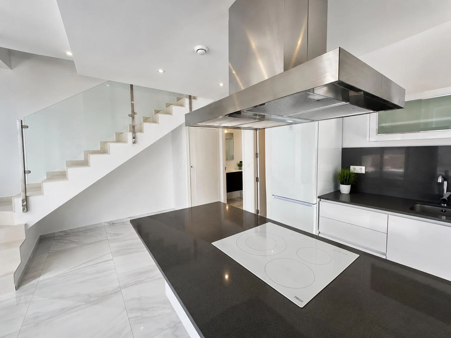 Villa moderna con piscina privada en venta en Polop de la Marina
