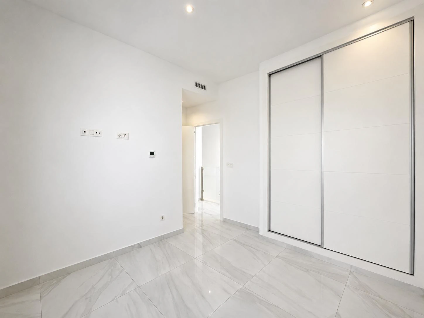 Villa moderna con piscina privada en venta en Polop de la Marina