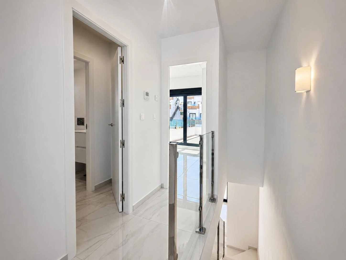 Villa moderna con piscina privada en venta en Polop de la Marina